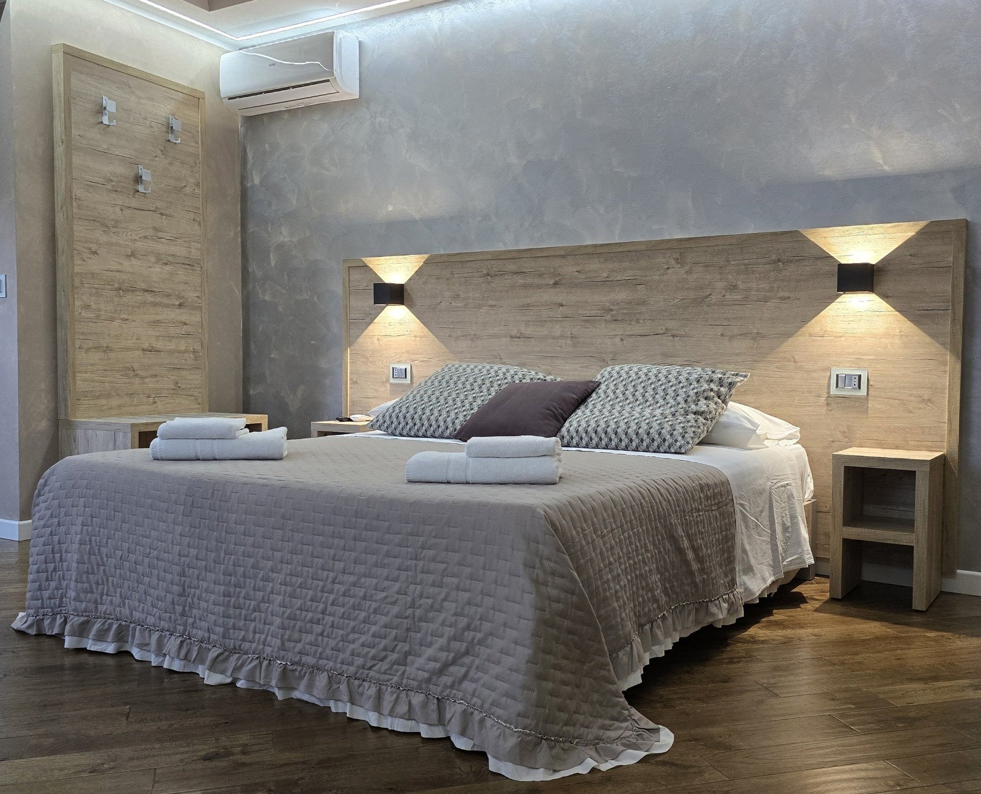 Camera 1 matrimoniale Casa Catone – letto matrimoniale e arredo elegante