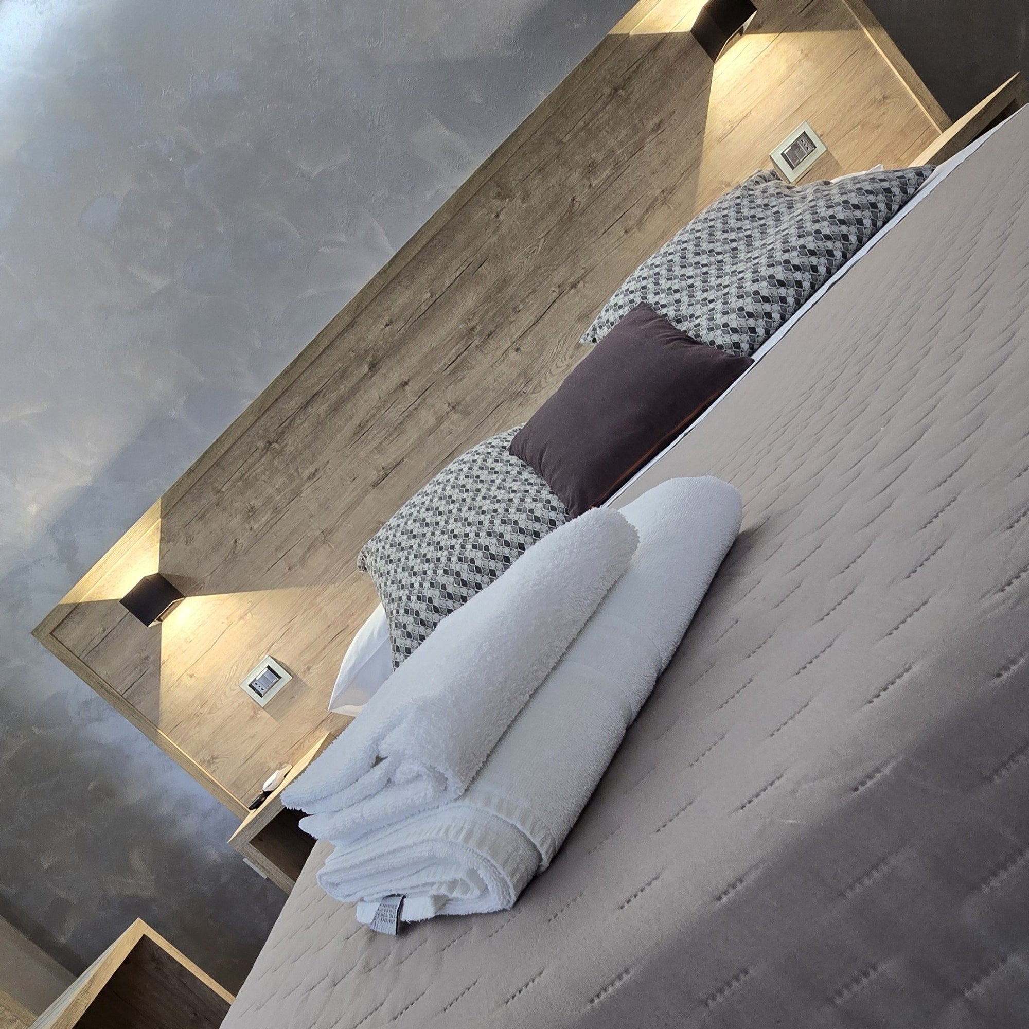 Interno Camera 1 – angolo relax e scrivania in legno chiaro