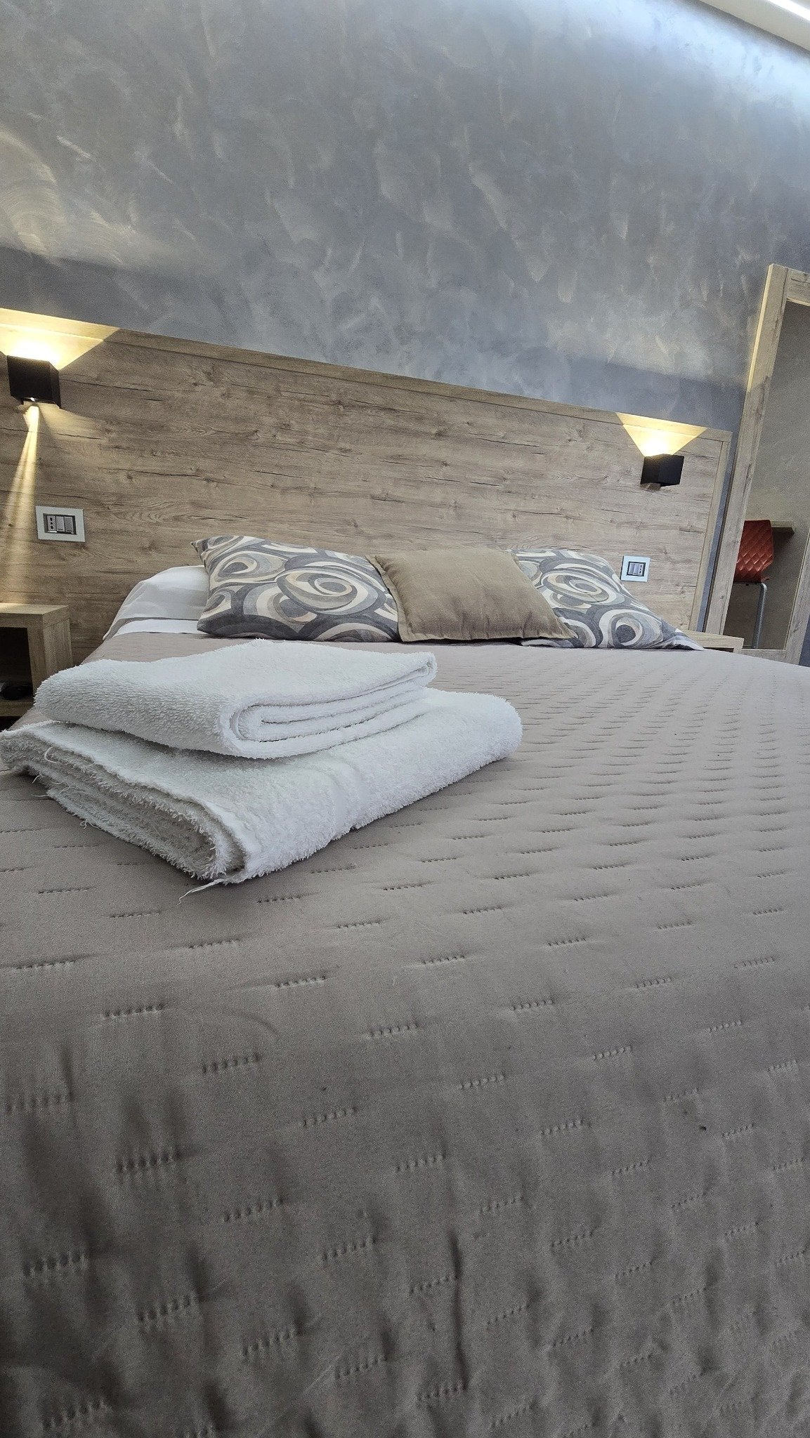 Interno Camera 2 – relax e luminosità in ogni angolo.