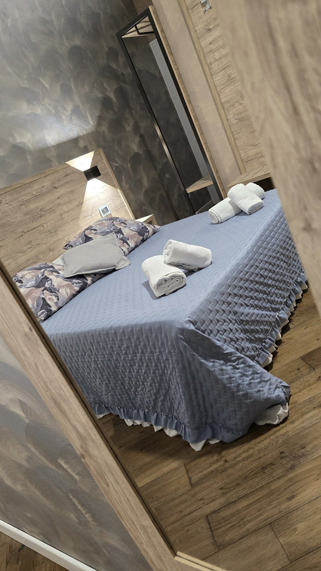Bagno Camera 3 – piastrelle effetto marmo e comfort moderni